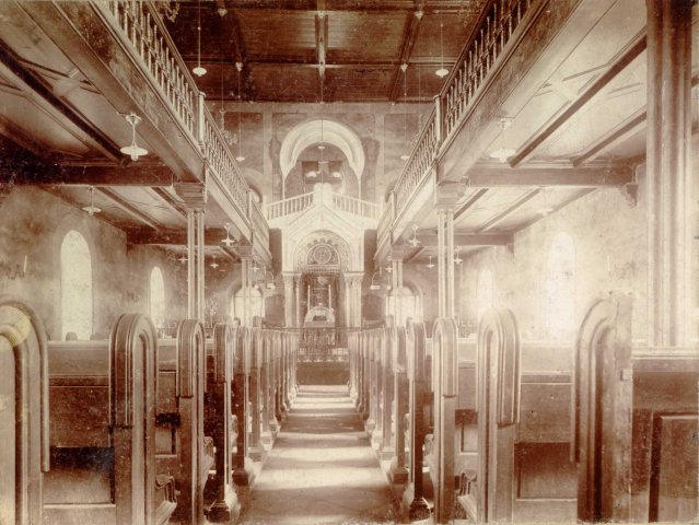Az 1863-ban átépített- XIII. század első felében épült tatai zsinagóga belső tere (Forrás: MZSL)
